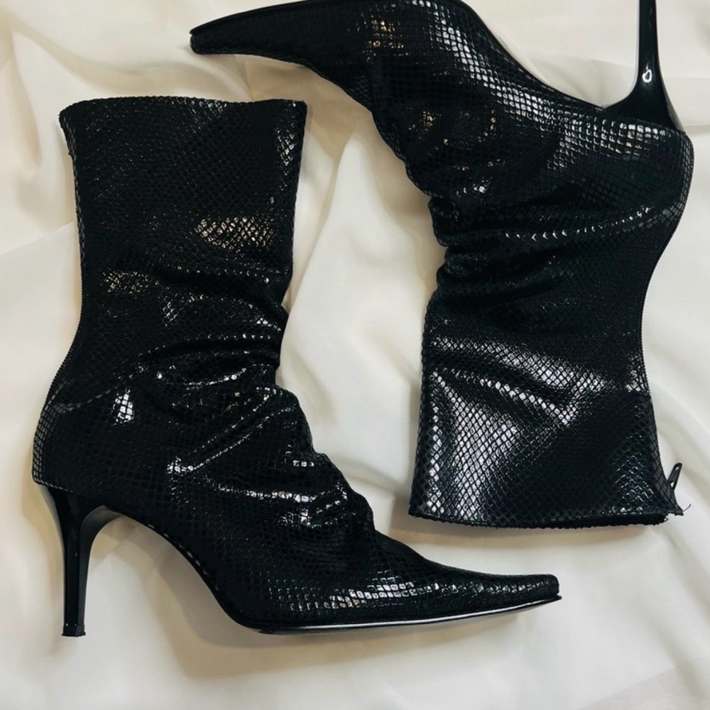 LU ITALY Black shiny snakeskin rutched boots